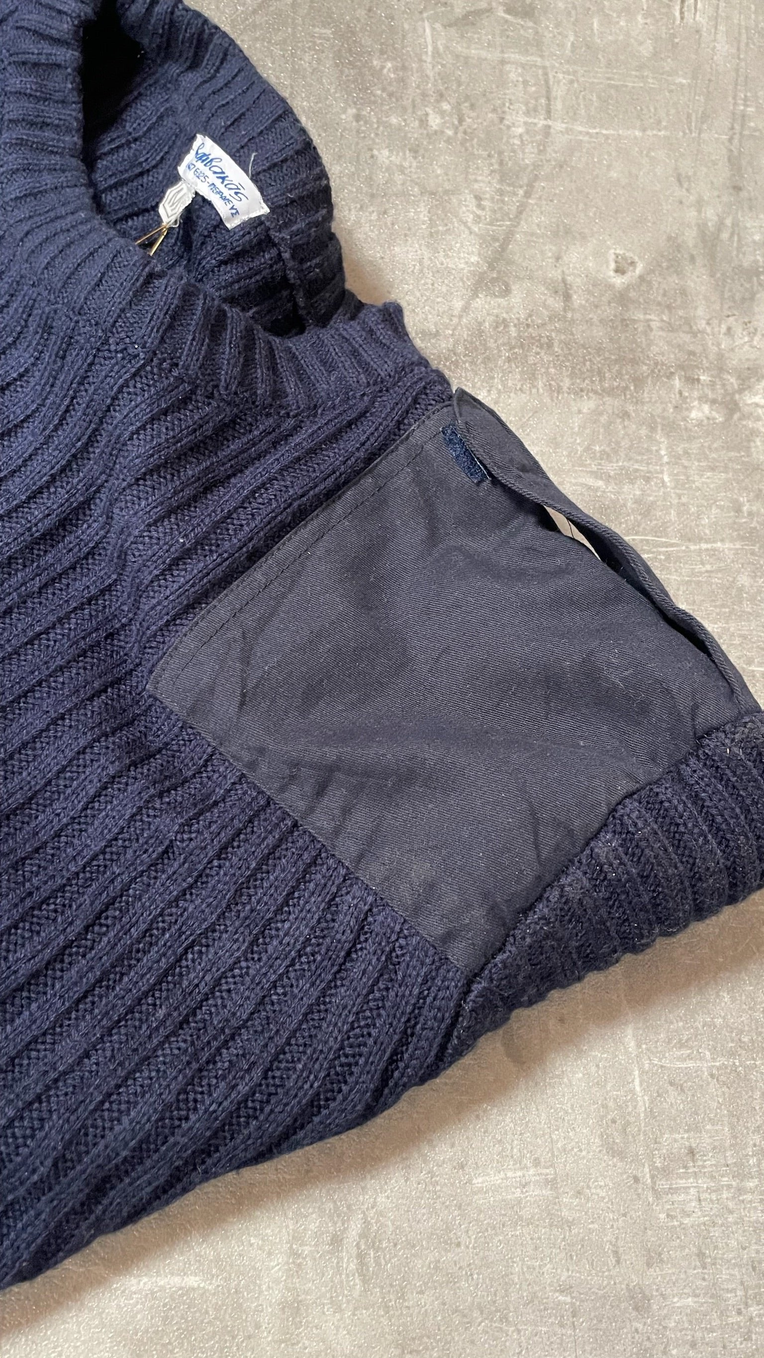 Maglione blu con patch taglia M